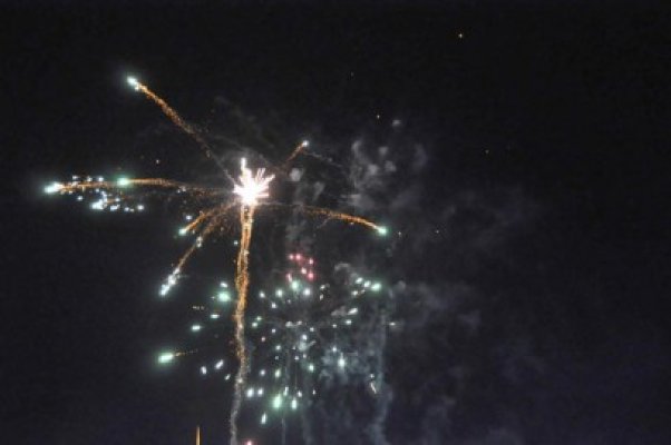Feerie de lumini, focuri de artificii şi colinde, în comuna Peştera